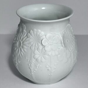 AK KAISER White Bisque CAPRI VASE / 1970’s WEST GERMANY / Raised Flower Design